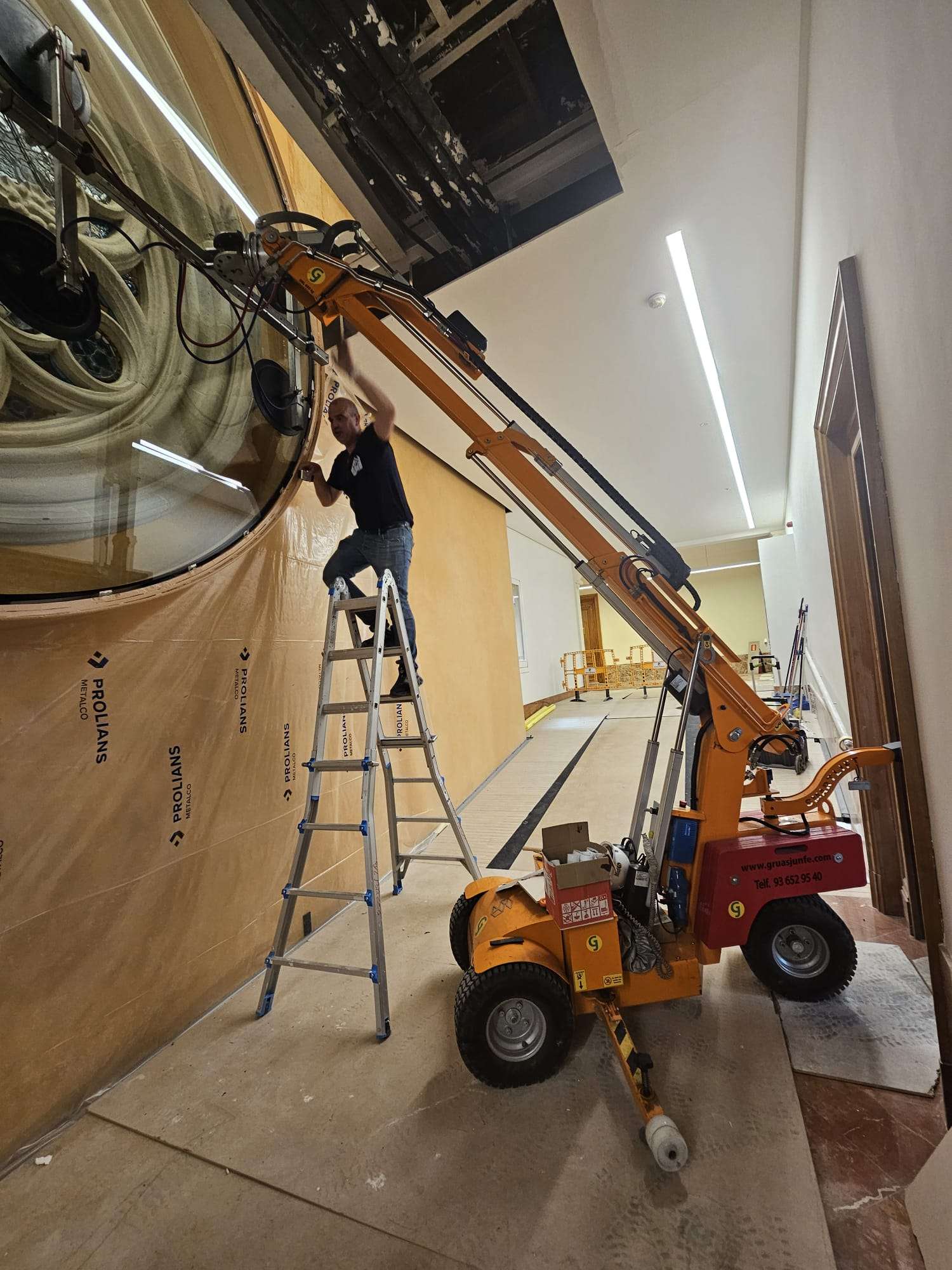 Trabajador grúas junfe instalando cristal