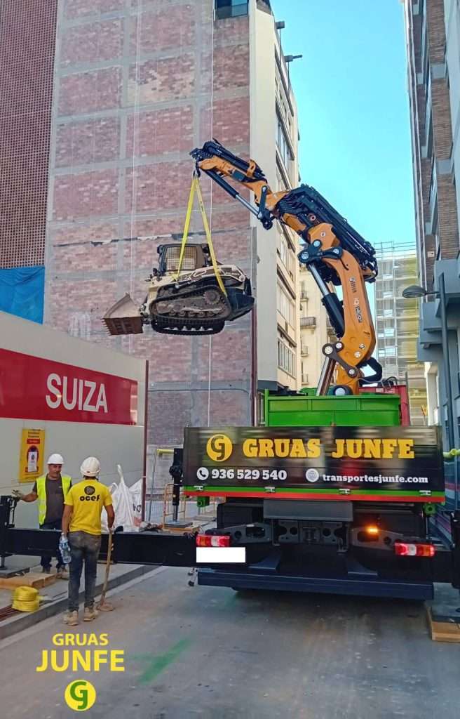 Carga de excavadora con grúa móvil de Grúas Junfe.