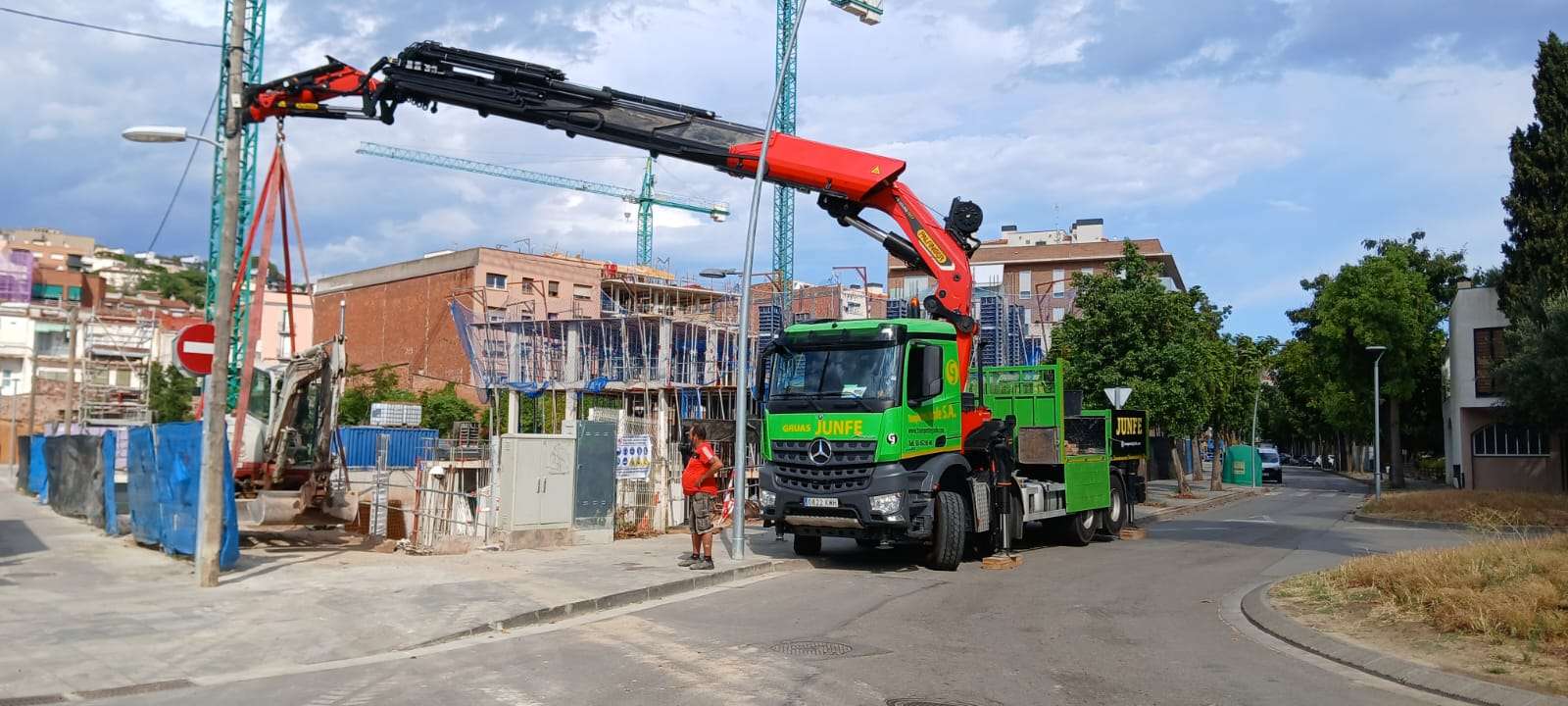 Grúa móvil de Grúas Junfe en operación de montaje.