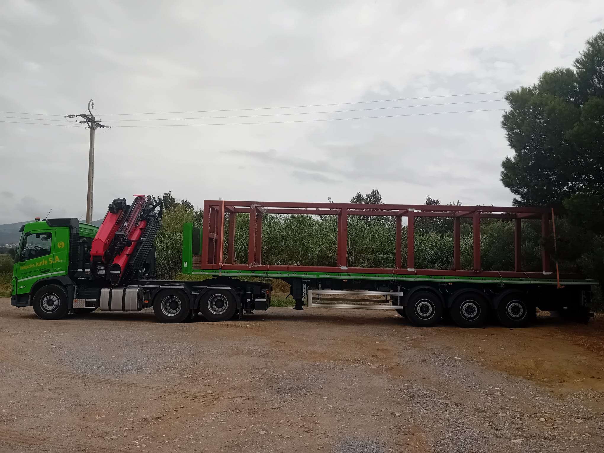 Camión de Grúas Junfe transportando una estructura metálica grande