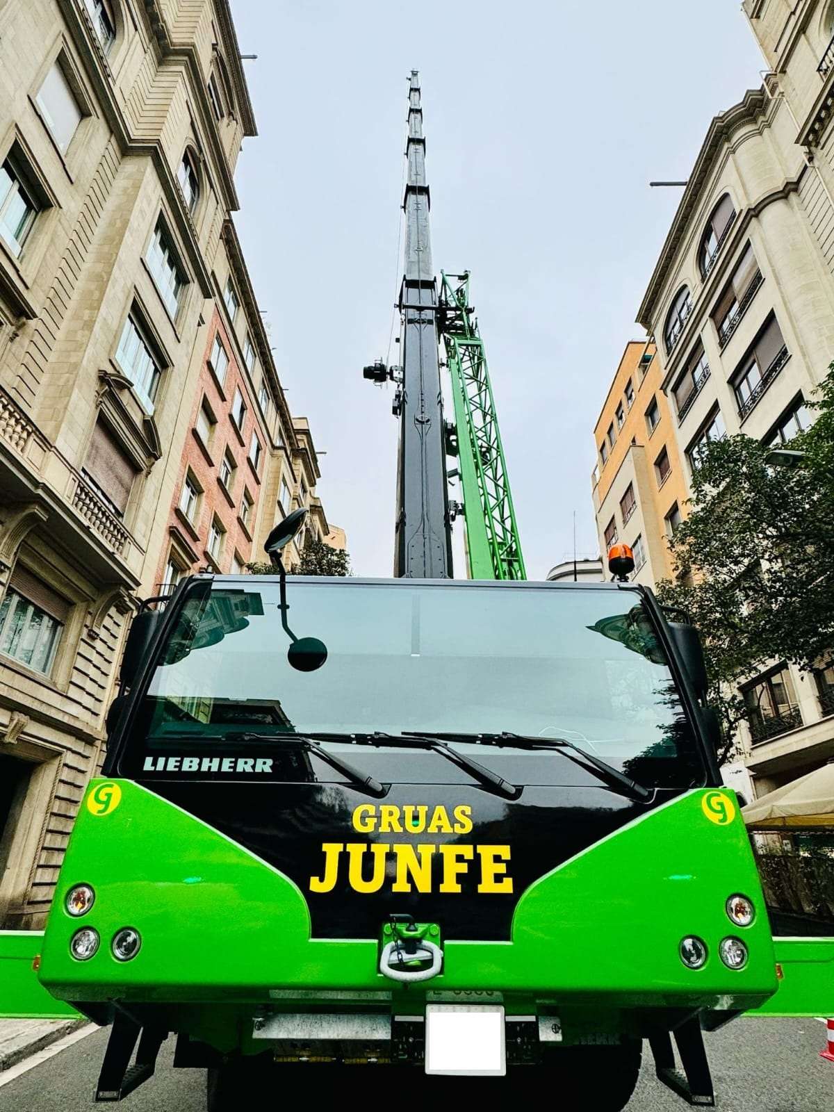 Grúa móvil de Grúas Junfe en entorno urbano vista de frente.