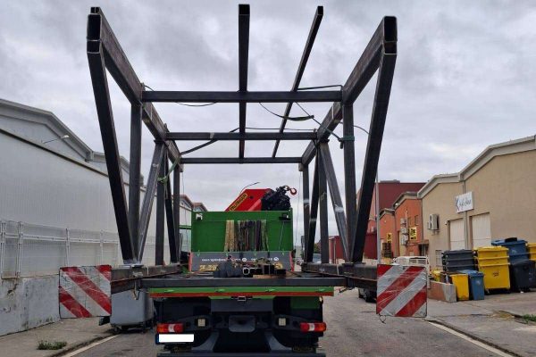 Camión de Grúas Junfe con estructura de gran tamaño