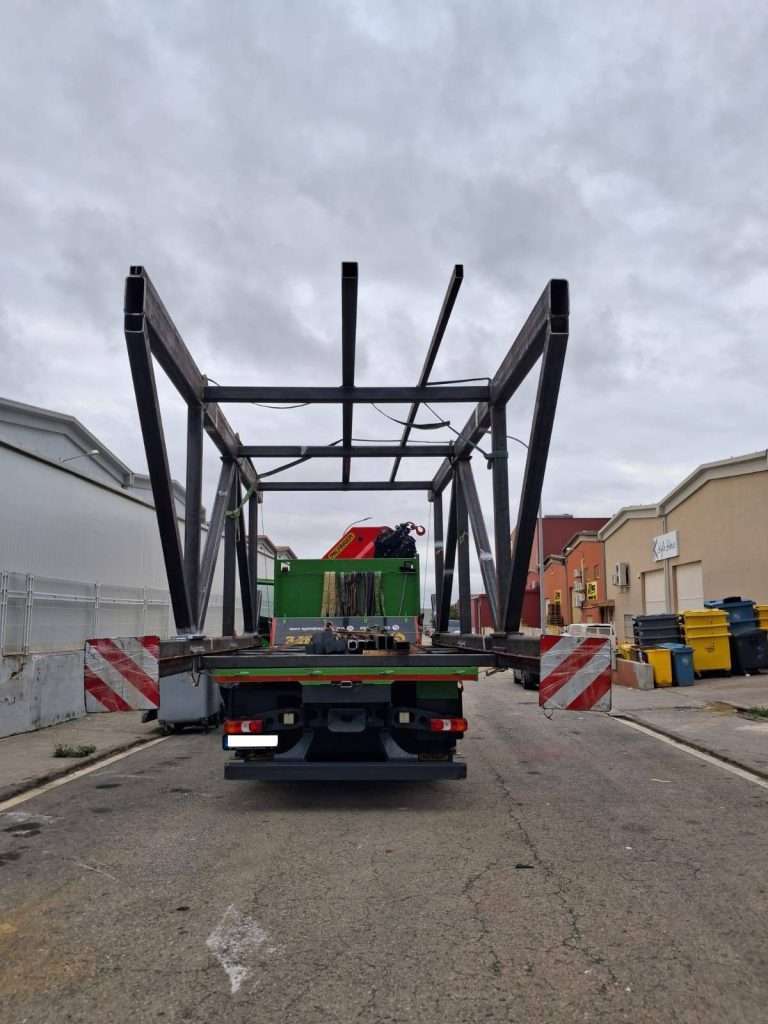 Camión de Grúas Junfe con estructura de gran tamaño