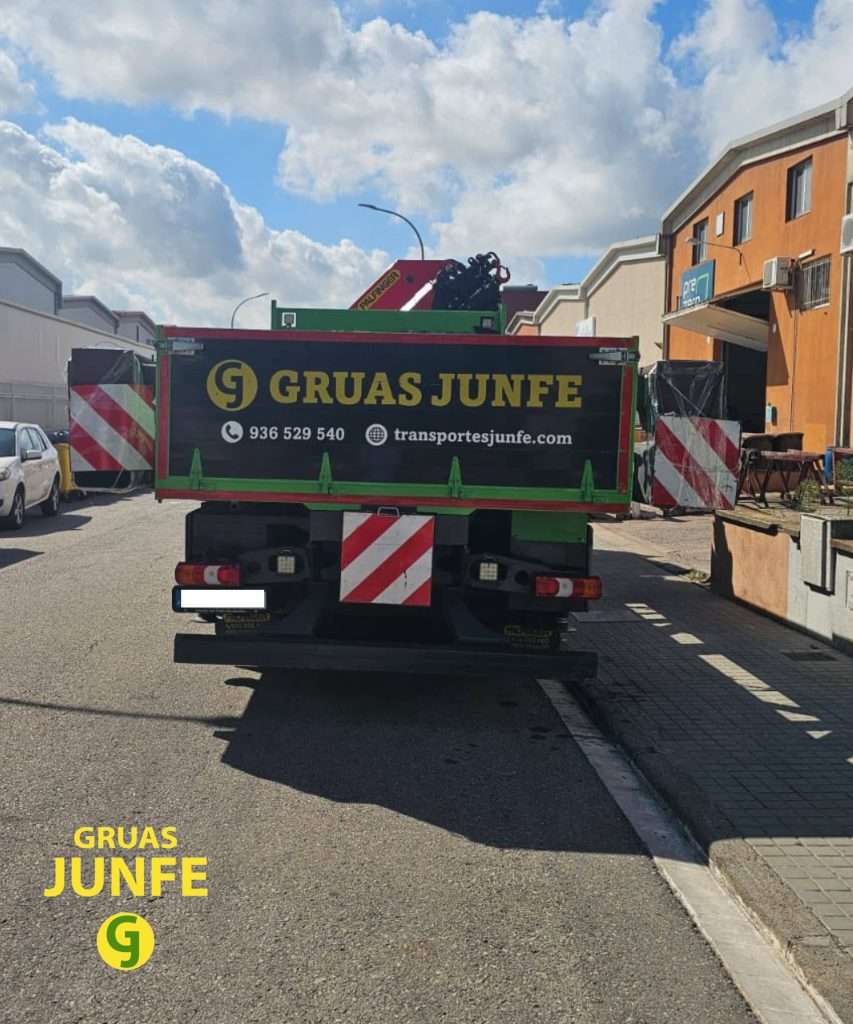 Camión de Grúas Junfe desde atrás con logo