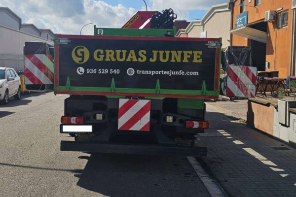 Camión de Grúas Junfe desde atrás con logo