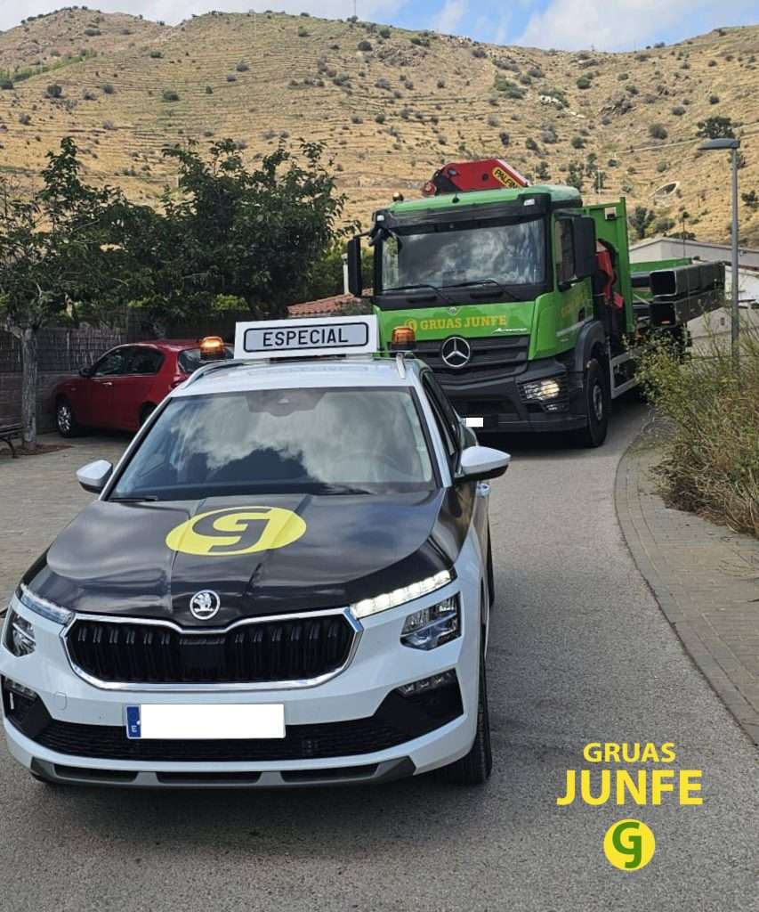 Camión grúa con coche piloto para transporte especial