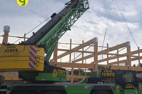 Grúa móvil de Grúas Junfe en gran obra de construcción.
