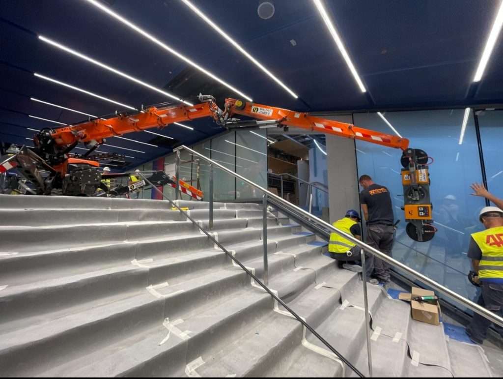 Robot acristalador de Grúas Junfe, tecnología de elevación para el Camp Nou