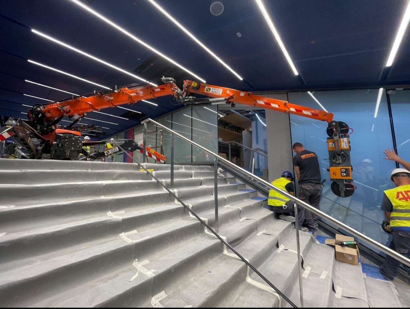 Robot acristalador de Grúas Junfe, tecnología de elevación para el Camp Nou