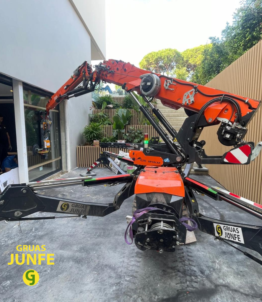 Robot acristalador de Grúas Junfe en instalación de vidrio residencial en Barcelona.