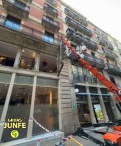 Robot acristalador instalando ventanal en edificio céntrico de Barcelona