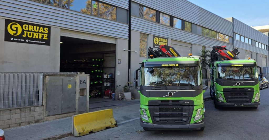 Frente de los nuevos camiones grúa Volvo FM 420 de Grúas Junfe.