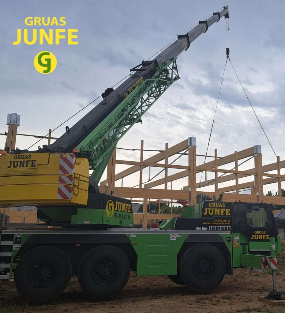 Grúa móvil Liebherr de Grúas Junfe realizando el montaje de una gran estructura de madera.