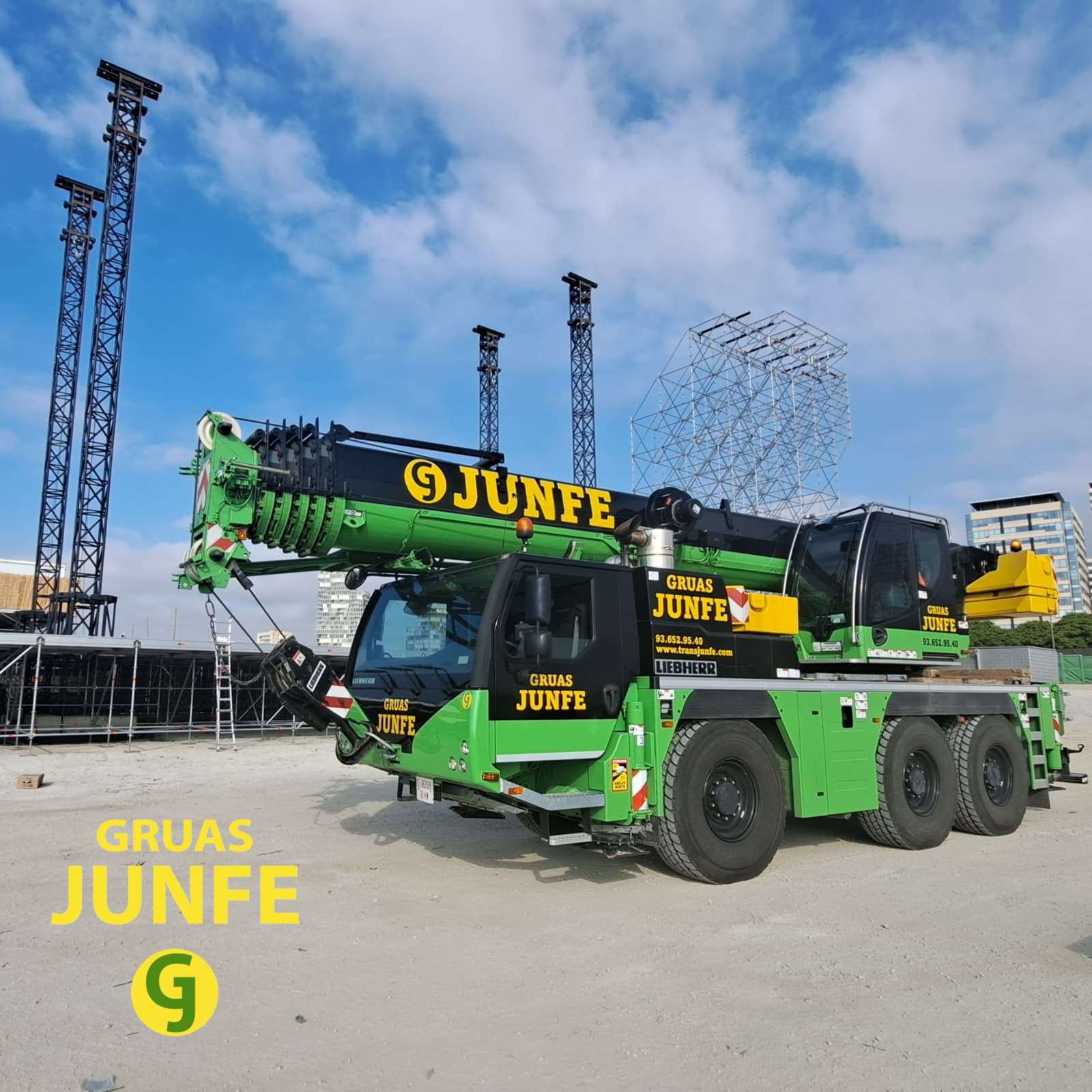 Grúa autopropulsada Liebherr de Grúas Junfe en zona de obras con estructuras metálicas.