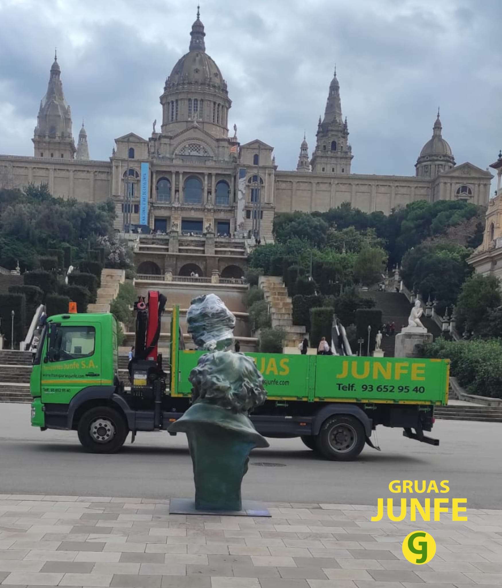 Camión de Grúas Junfe frente al MNAC transportando la decoración para los Premios Goya.