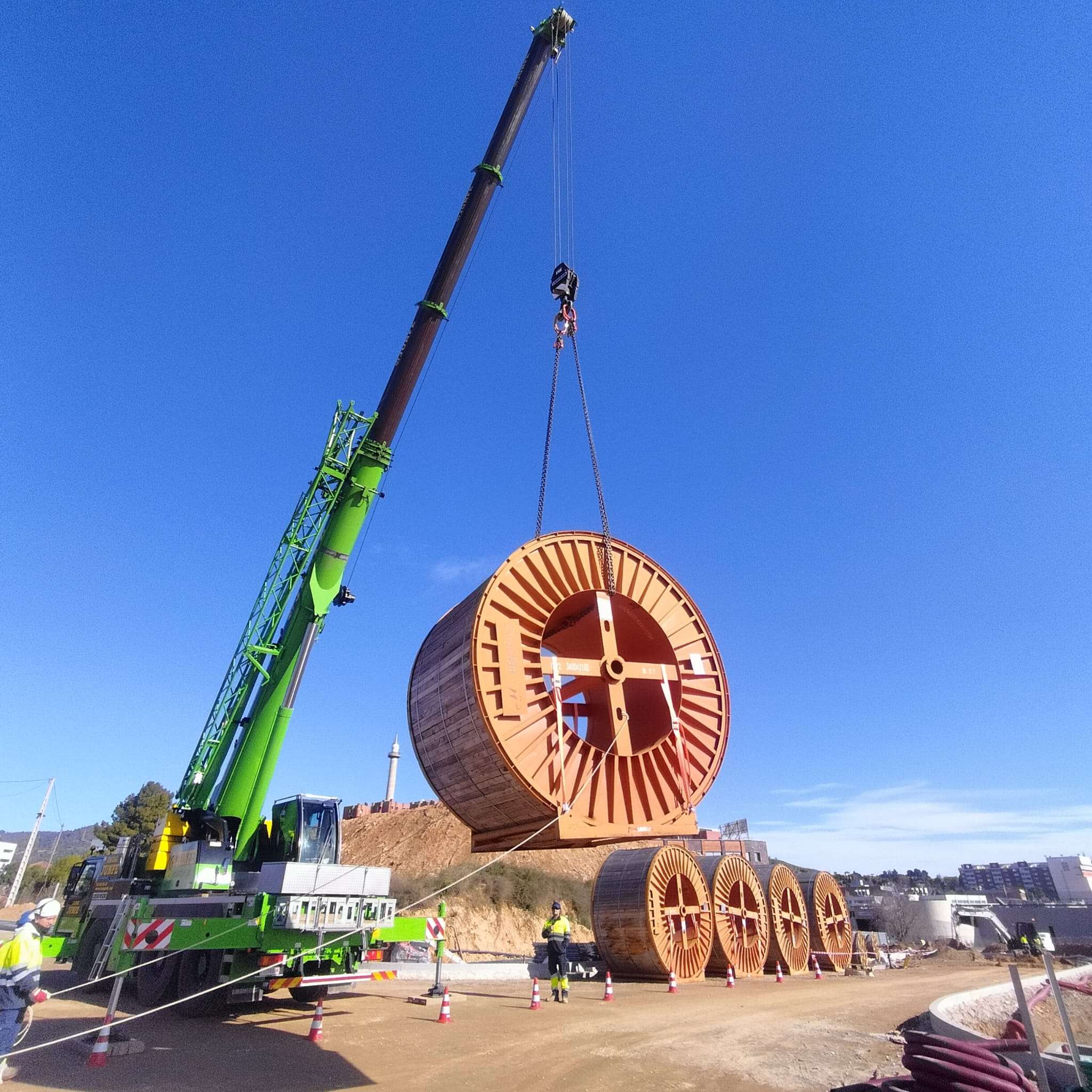 Detalle del equilibrado y eslingado de una bobina circular pesada para su transporte.