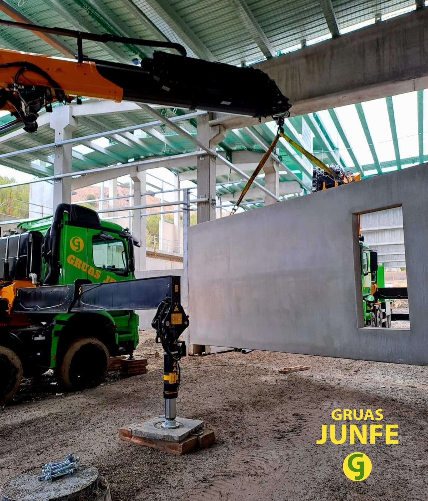 montaje de paneles prefabricados con camión grúa