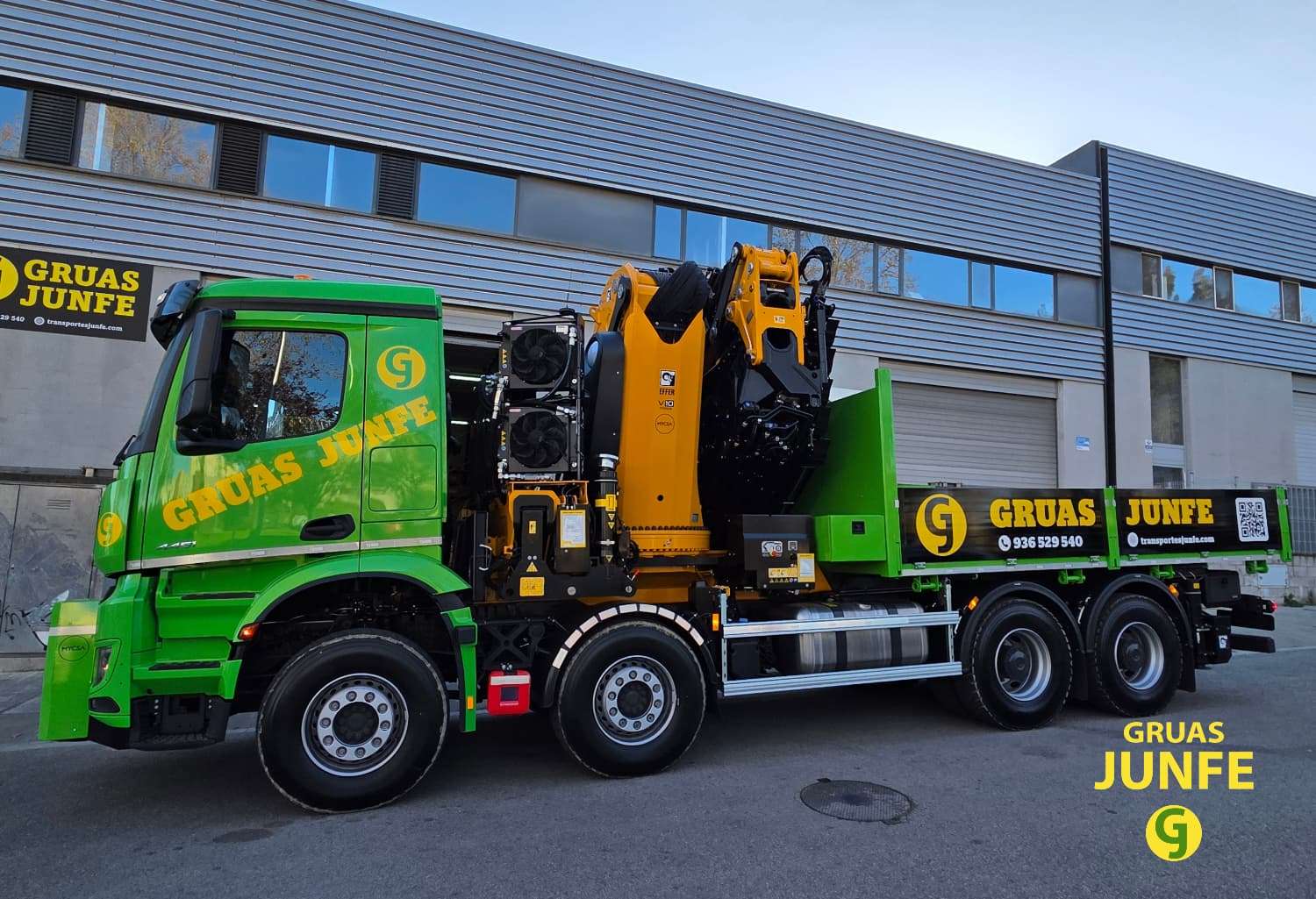 Camión grúa de gran tonelaje Mercedes-Benz con grúa Effer de Gruas Junfe